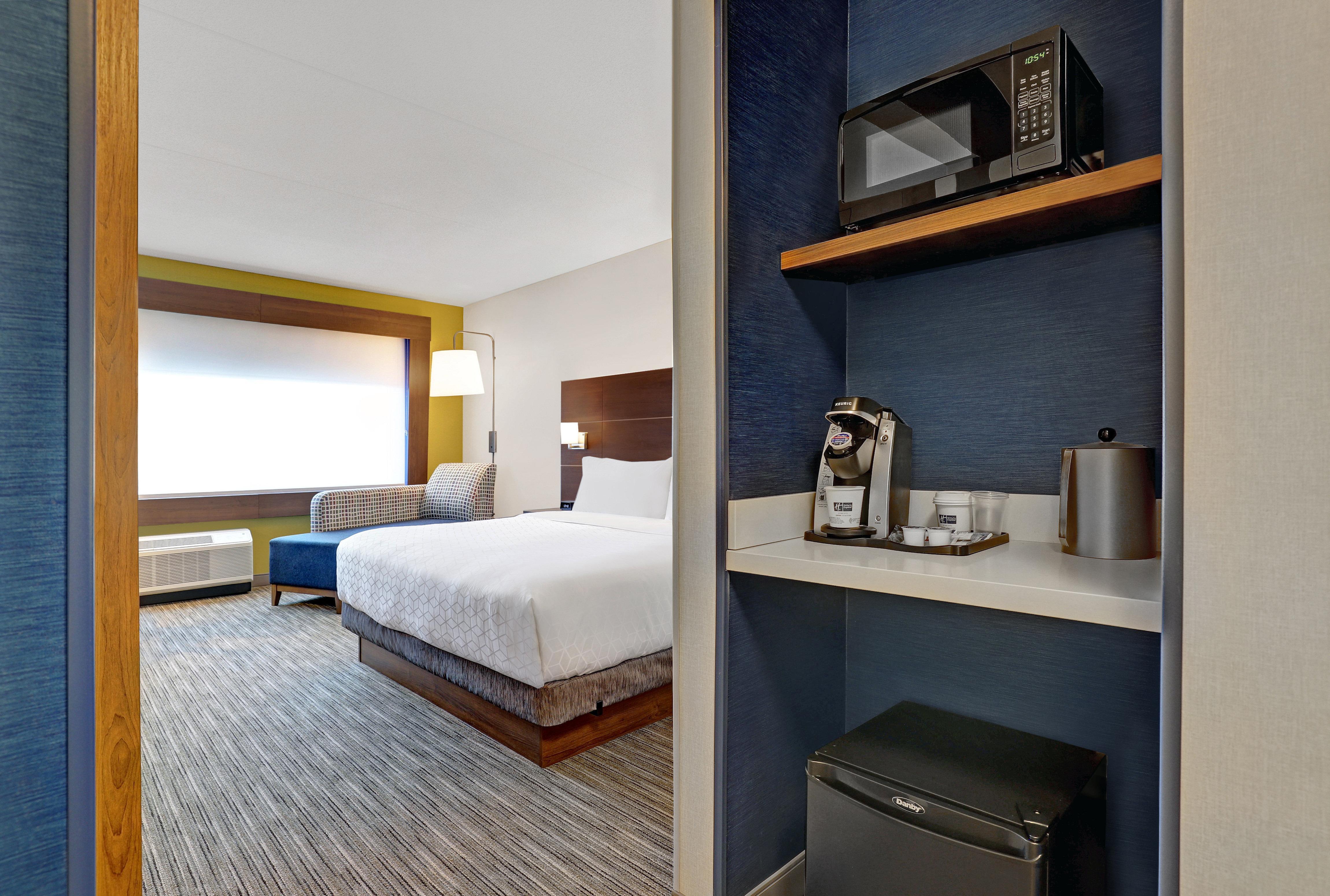 Holiday Inn Express - Kingston West By Ihg Экстерьер фото